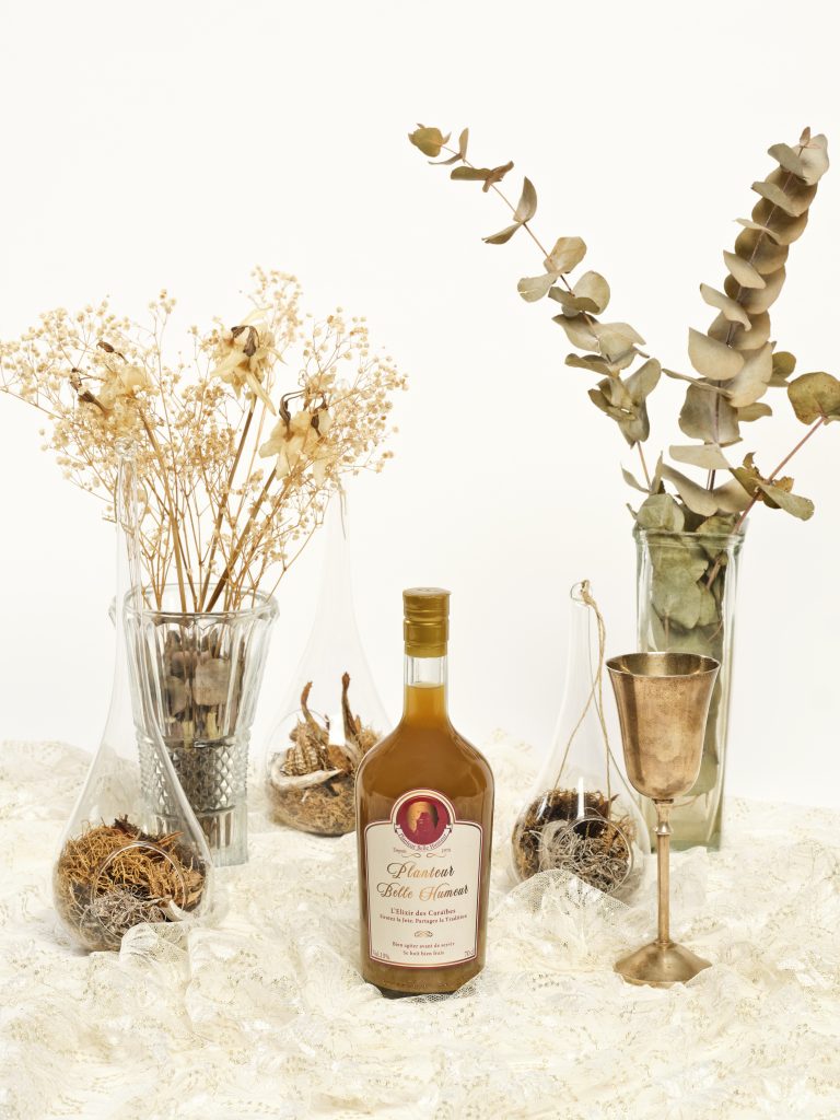 Bouteille de Planteur Belle Humeur mise en scène avec fleurs séchées
